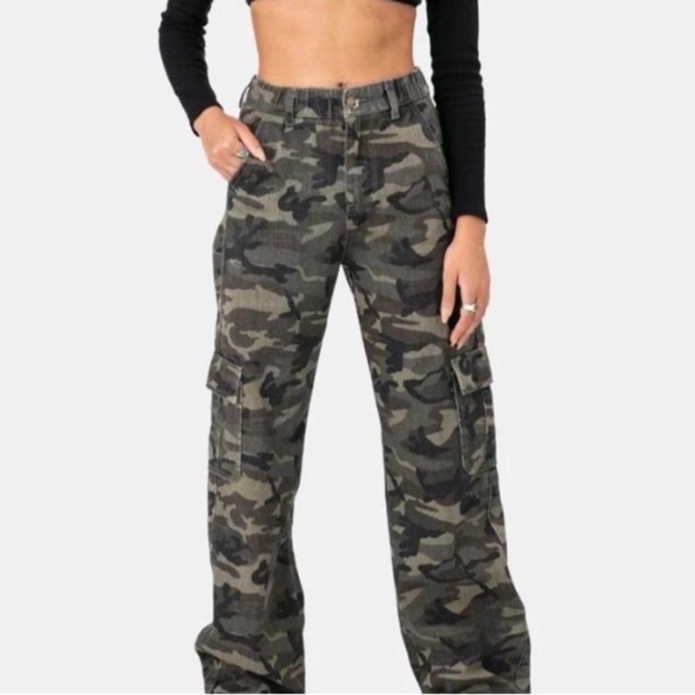 Adika Cargo Camo pants